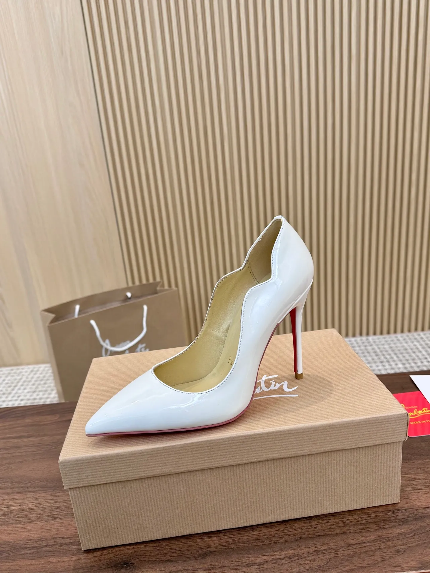 👟👟Ex-factory price 440 👟👟 Genuine leather sole +40 shipped all year round 💝Christian Louboutin CL👠 "Imported cow patent leather💎 series" noble and luxurious, real blingbling👟👟 real materials, all customized by the pattern maker, and the materials are made of original customized materials, achieving the taste of the original 5 color options💍 Upper: imported 👉cow patent leather💪 lining: sheepskin foot pad/lining code number: 34-40.41.42 heel height: two options: 10.5cm and 8.5cm